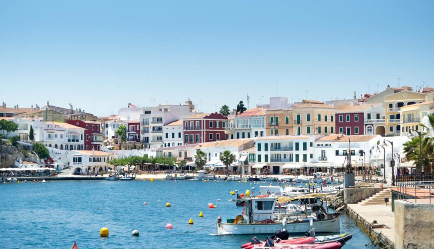 Moll des Cales Fonts, è un piccolo porto di pescatori di Es Castell