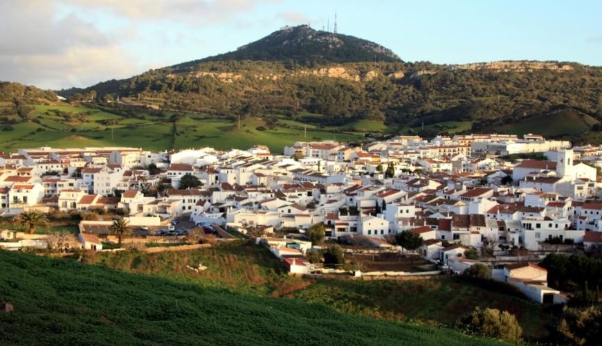 Vista della città di Es Mercadal, con alle spalle il monte Toro