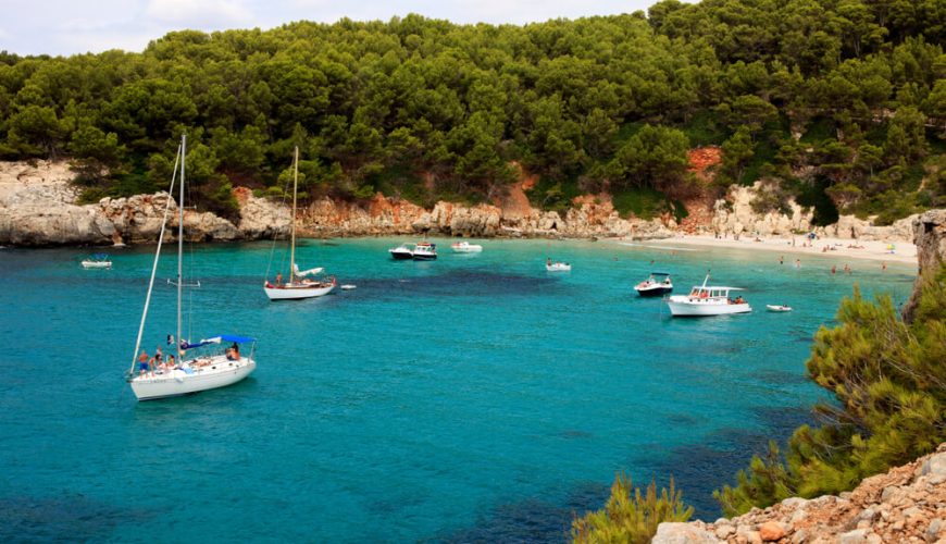 Panorama dell'acqua cristallina e della spiaggia di Cala Escorxada, a Es Migjorn Gran